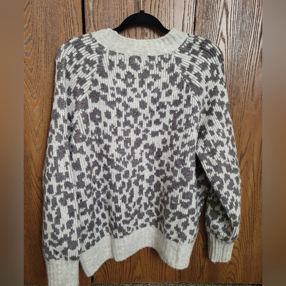 Old Navy L Leppard Chunky Crewneck Sweater - Picture 3 of 5